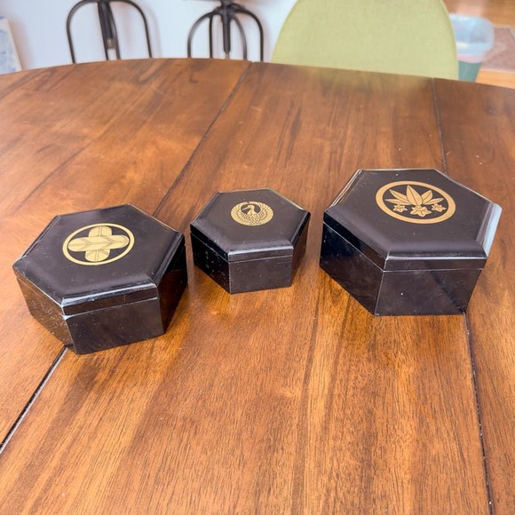 Vintage Nesting Black Lacquer Finish Boxes Hexagon Gold Print Set of Three Japan - Picture 4 of 13